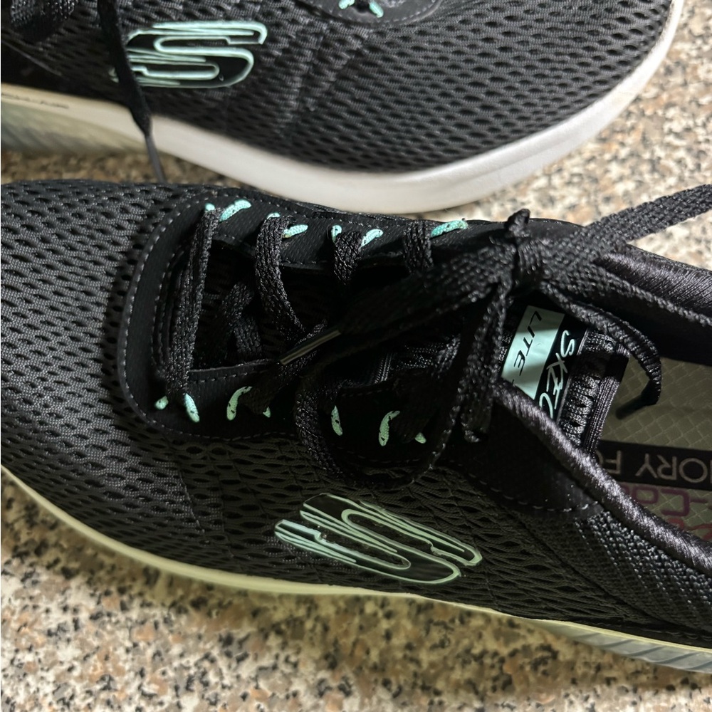 Skechers Women's Air-cooled Memory Foam Sneakers Size 9.5 (9 1/2). Worn once